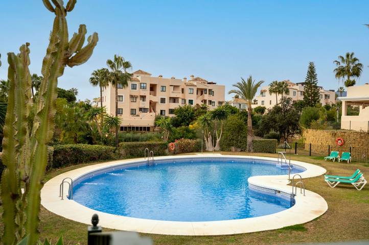 Entire apartment, Apartment 'Casa Magnolia' with Shared Pool, Wi-Fi and Air Conditioning in Marbella East, Marbella