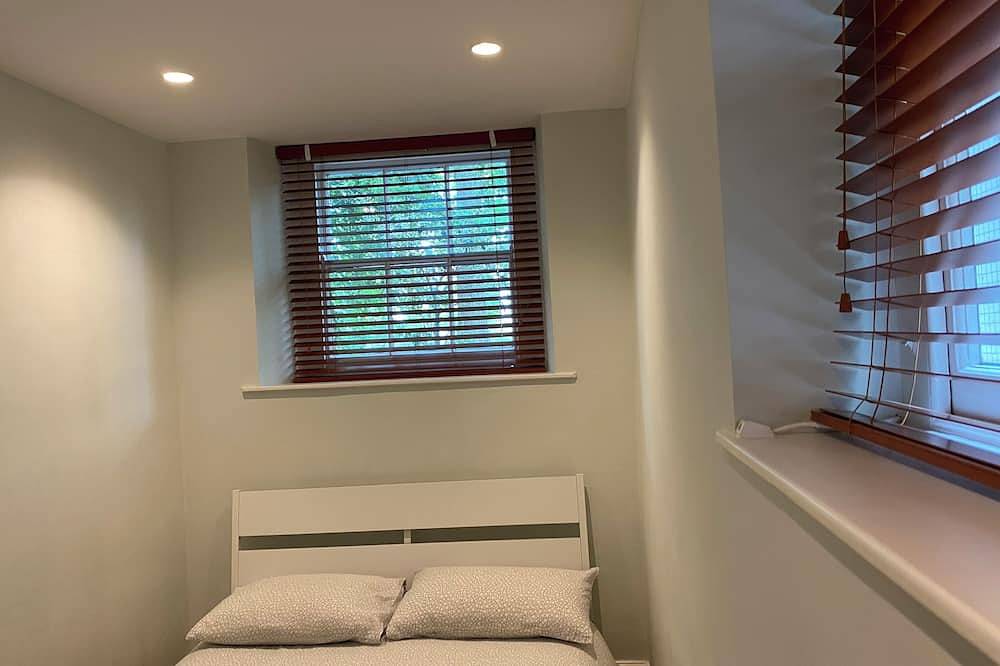 Garden cottage in the middle of Nottinghill. Walk to great food, tube & shops in Kensington and Chelsea, London