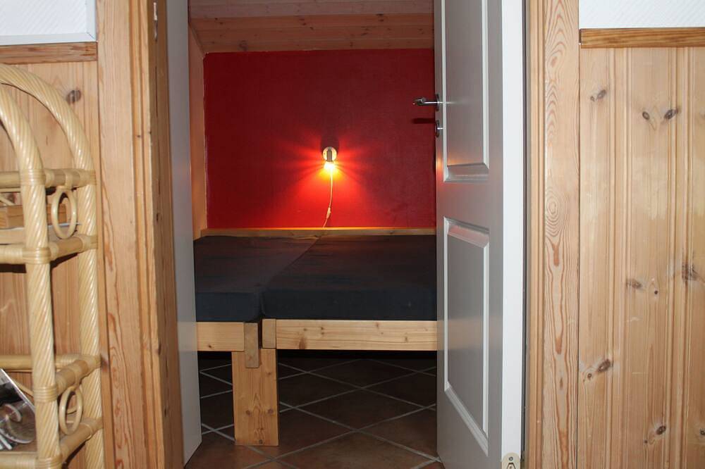Cottage for 12 people in 6 rooms, all appliances and sauna. Enclosed garden in Nykøbing Sjælland, Nordwestseeland