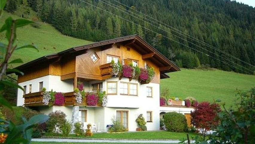 Ferienwohnung für 2 Personen, mit Garten und Balkon, kinderfreundlich in Werfenweng