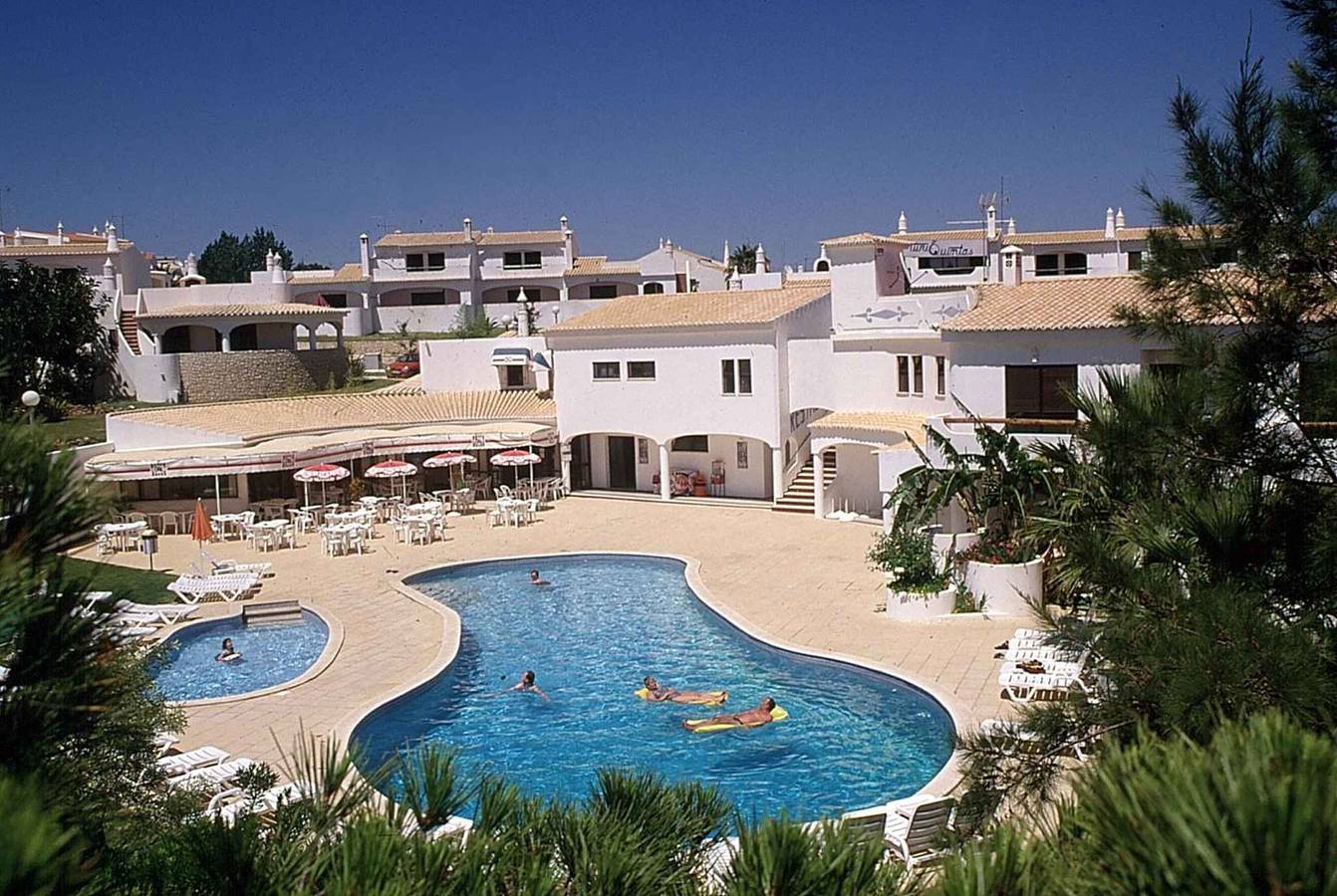 Entire holiday apartment, Holiday apartment with air conditioning, balcony, and pool in Alporchinhos, Porches