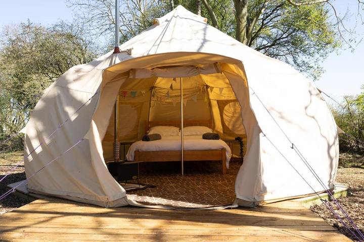 Glamping for 2 people, with garden and terrace as well as view in Oxfordshire
