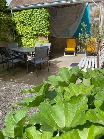Gîte pour 6 personnes, avec jardin à Chabris