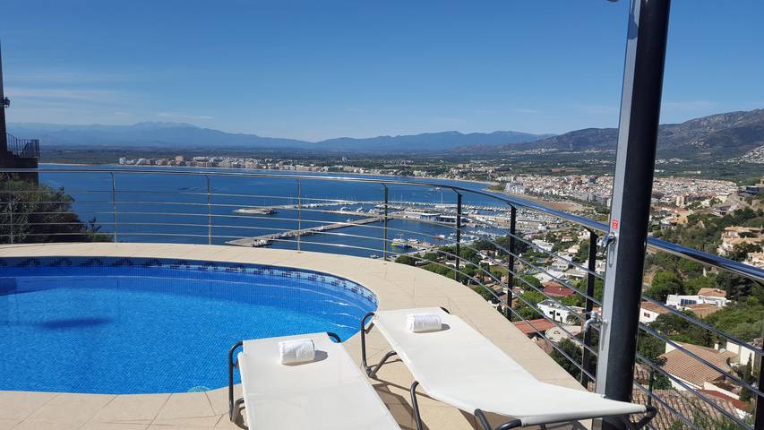 Casa rural para 8 personas, con Balcón y Terraza además de Jardín y Piscina en Roses