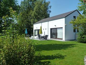 Gîte pour 5 personnes, avec vue sur le lac ainsi que jardin et terrasse à Butgenbach