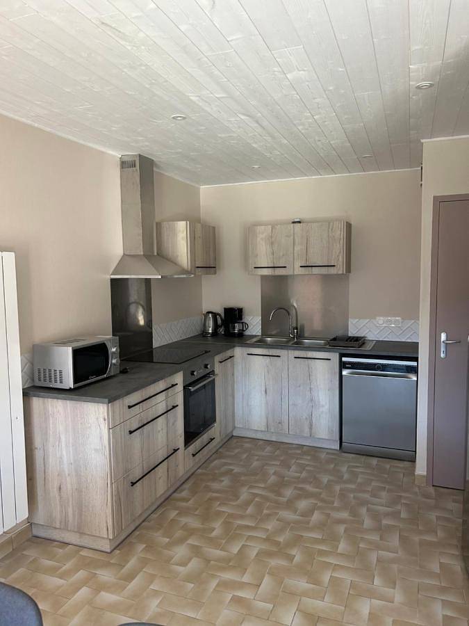 Location de vacances pour 8 personnes, avec vue ainsi que terrasse et jardin à Le Cheylard - 4