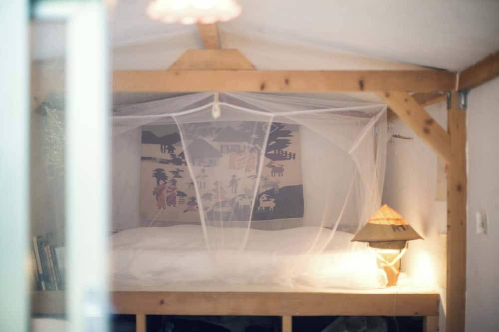 Terre libre 2, glamping. Hutt with garden and access to a river. in Fayence, Draguignan Region