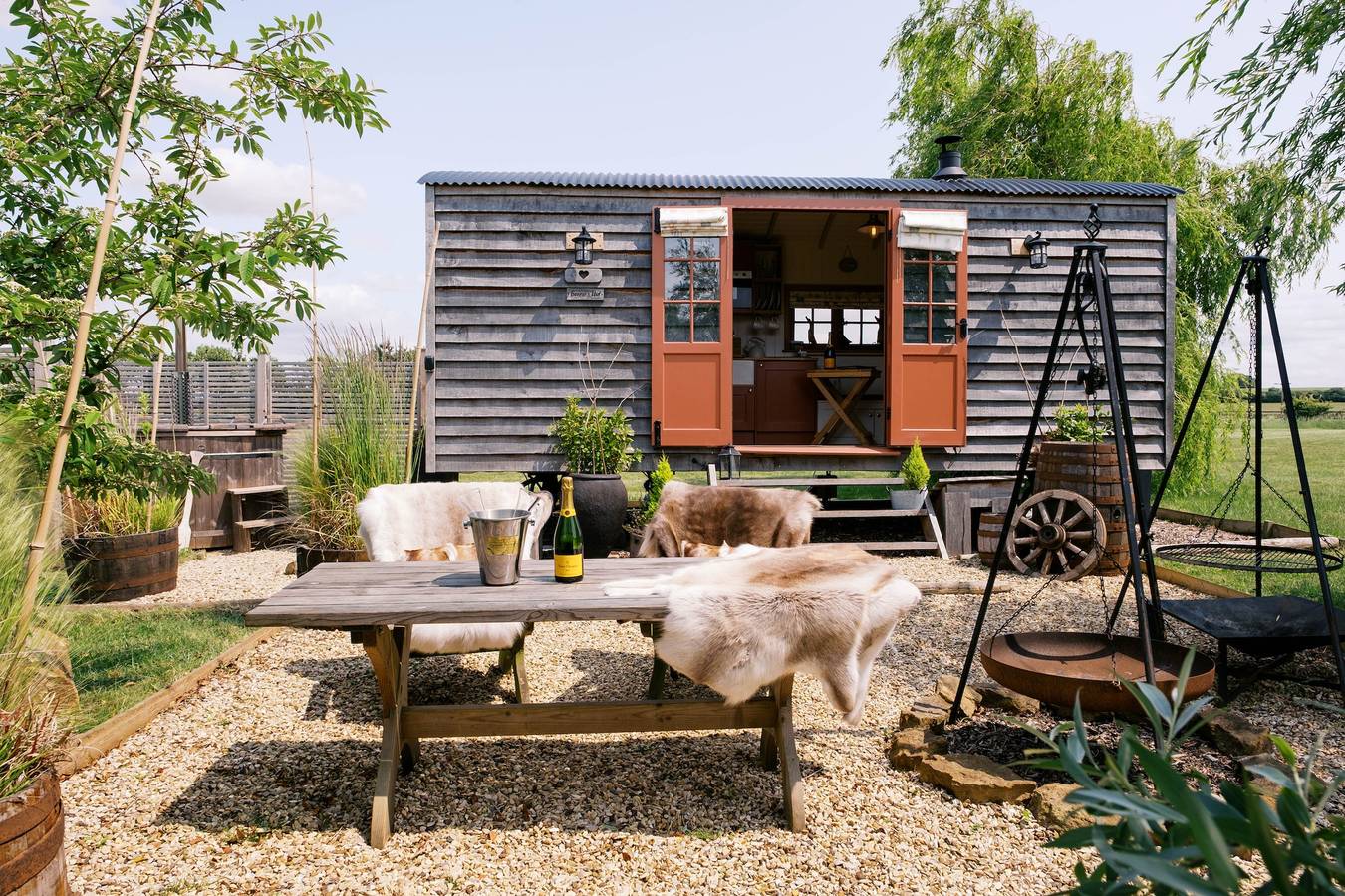 Bonnie's Shepherd's Hut - Wellness & Hot Tub in Melton, Leicestershire