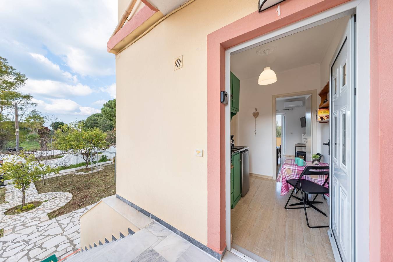 Entire apartment, Apartment 'Lotus 1' with Sea View, Wi-Fi and Air Conditioning in Almyros Beach, Corfu