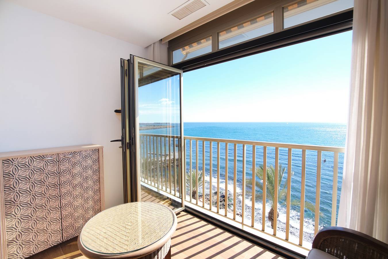Holiday Home 'Ático De Lujo Frente Al Mar' with Sea View, Wi-Fi and Air Conditioning in Torrevieja Centre, Torrevieja