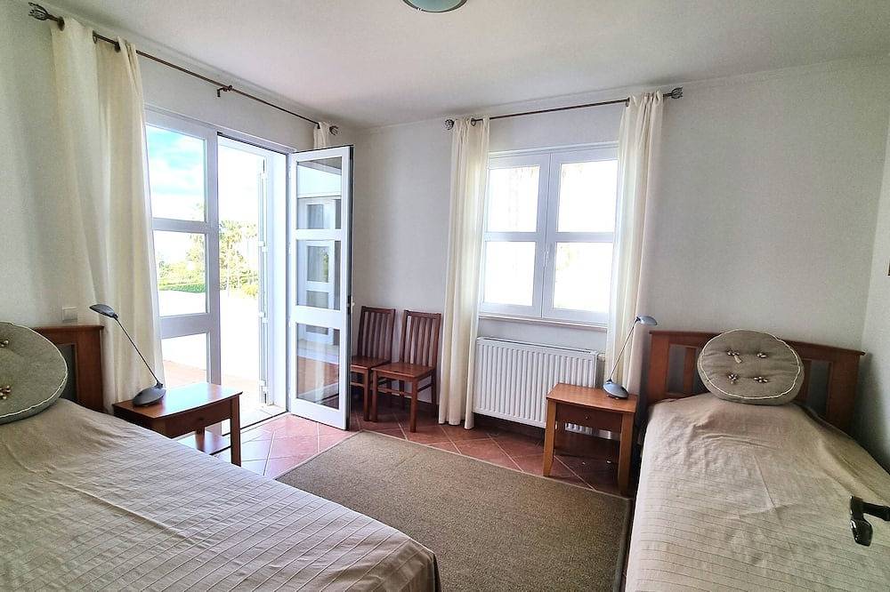 Ganze Wohnung, Strand 300 m entfernt! Familienapartment mit Meerblick und Pool! in Guia, Faro Distrikt
