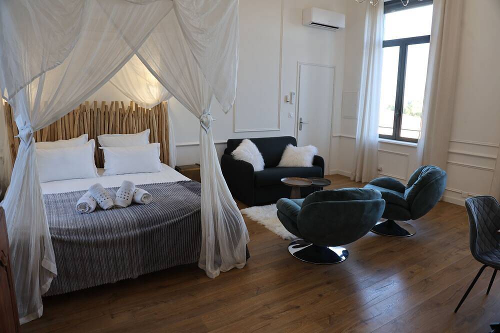 La Romantique, suite de luxe avec baignoire au Château La Vidalle in Vendres, Côte d'Améthyste