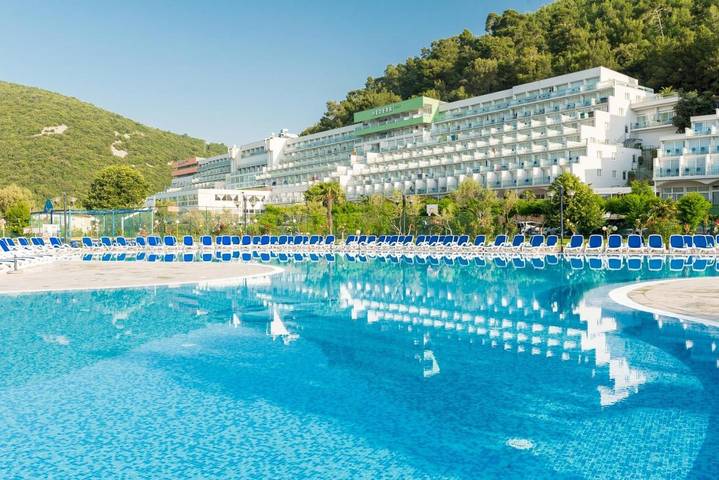 Hôtel pour 3 personnes, avec jardin et vue ainsi que sauna et piscine