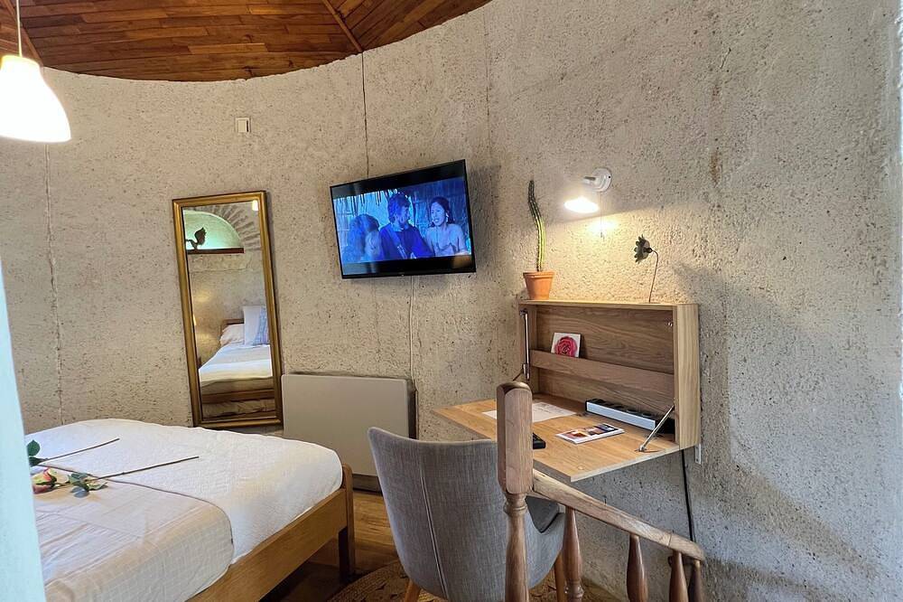 Chambre Tour, douche et wc privatifs in Auch, Gers