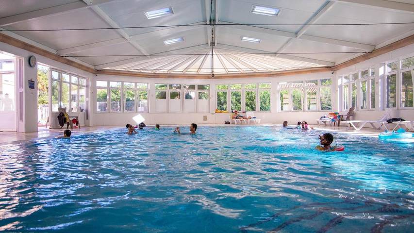 Parc de vacances pour 5 personnes, avec sauna et piscine ainsi que bassin pour enfant et jardin dans Plages des Cabanes de Fleury - 3