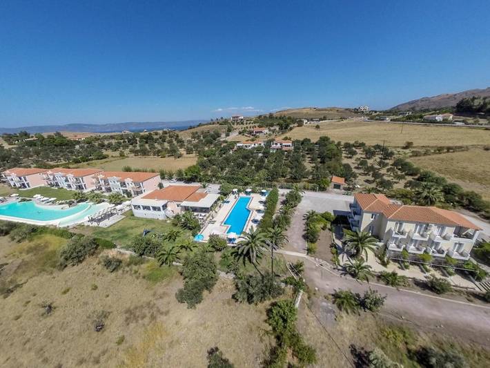 Appart’hôtel pour 4 personnes, avec piscine ainsi que jardin et balcon