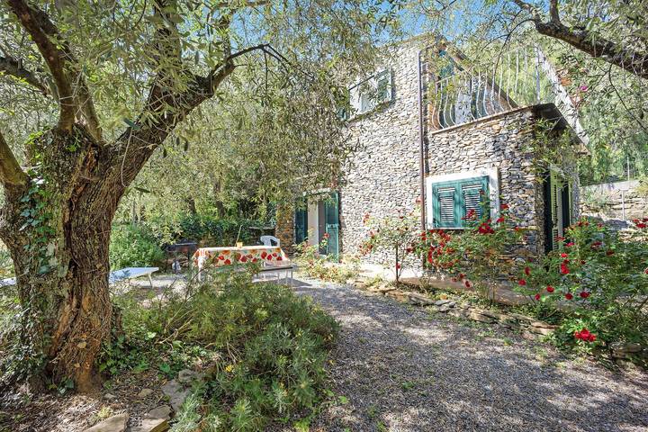 Casa vacanze 'Paola E Del Poeta' con piscina condivisa, giardino privato e Wi-Fi in Bellissimi (Dolcedo), Comune di Dolcedo