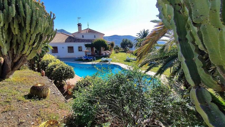 Apartamento para 2 personas, con jardín y terraza además de piscina y vistas, Se admiten mascotas en Almuñecar