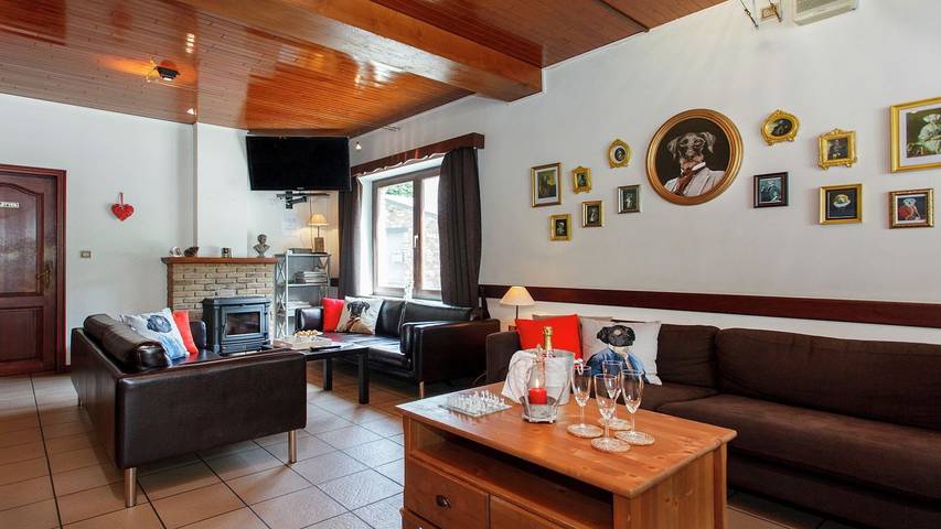 Vacation rental for 30 people, with yard and sauna as well as hot tub and terrace in the Luxembourg (Belgium)