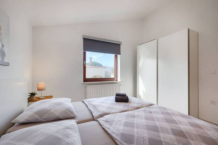 Entire apartment, Beautiful spacious apartment (No. 3) with 2 bedrooms 300m from the beach in Poreč, Grad Poreč