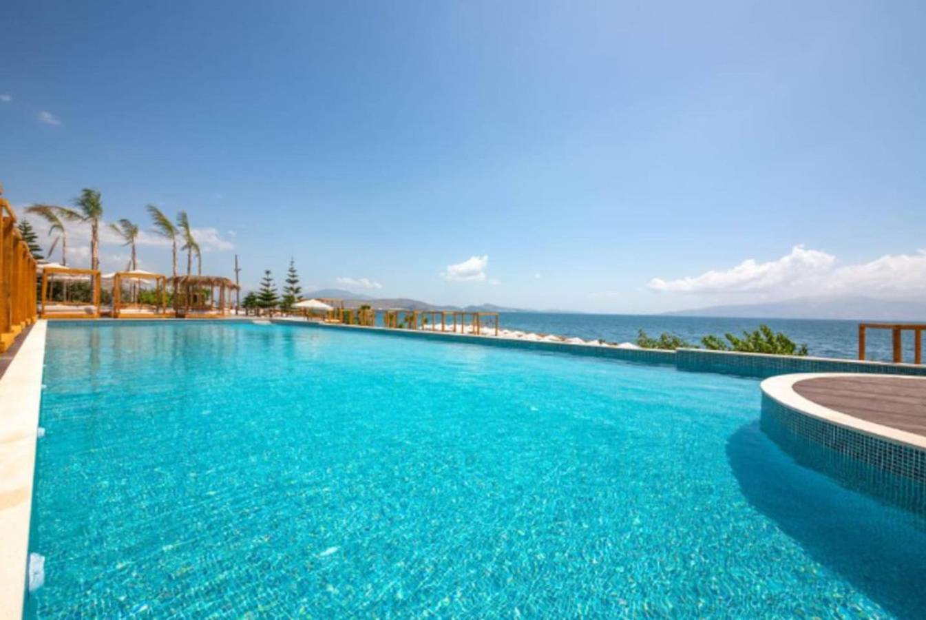 Ganze Wohnung, Ferienwohnung für 4 Personen mit Pool in Sarandë, Vlorë