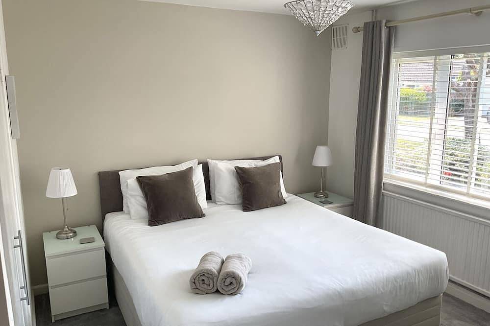 4 bedroom, 3 bath, walk to the beach, golf, shops, pubs. New Forest 3 miles. in Dorset