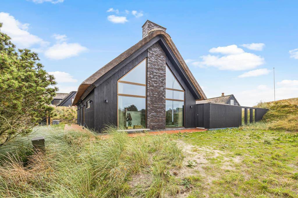 Luxury thatched holiday home with sauna for 7 people and dog - 500 metres to beach in Nordby, Fanø