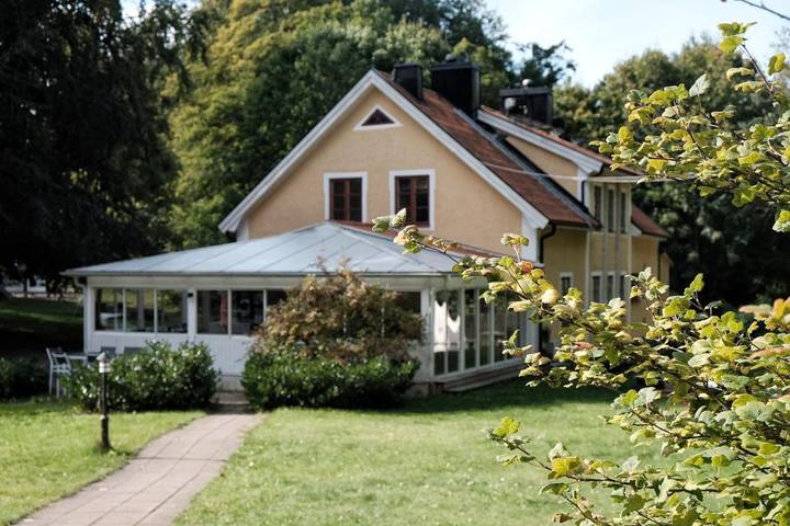 Hostel für 4 Personen, mit Terrasse und Garten in Ödeshög