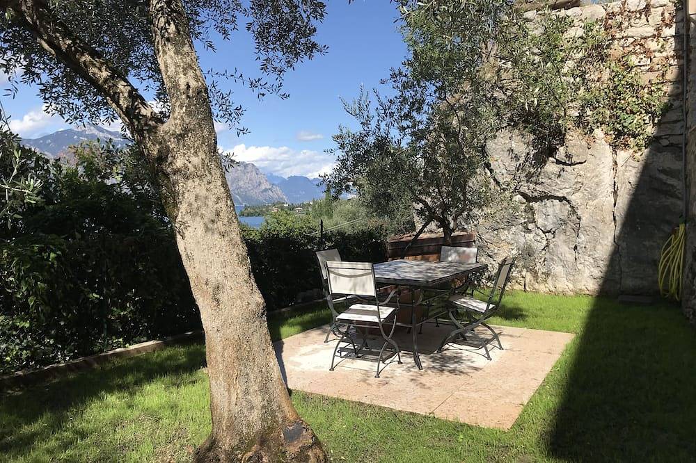 Entire apartment, Romantic Super Price Apartment from September 6 to 13 🅿️x car lake view. in Cassone di Malcesine, Malcesine