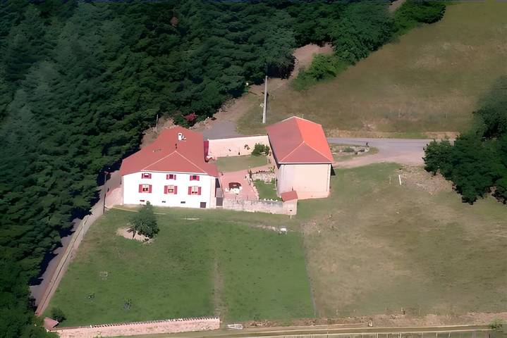 Chambre d’hôtes 'Chambre Le Rouet' avec vue sur la montagne, jardin partagé et Wi-Fi in Thizy-les-Bourgs, Région de Villefranche-sur-Saône