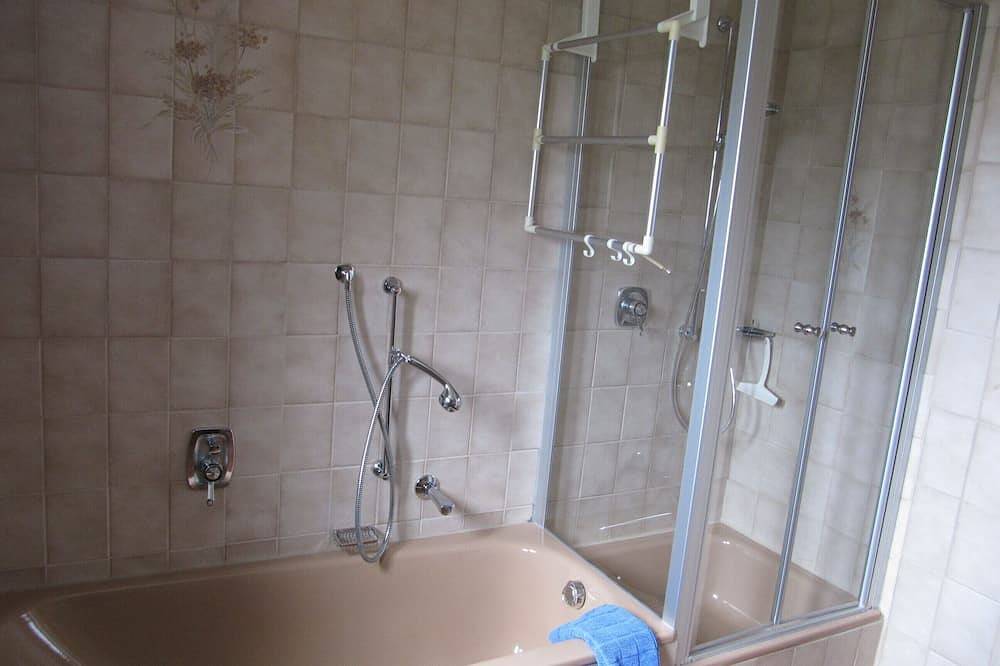 Ganze Wohnung, Helle und gemütliche Ferienwohnung mit überdachtem Balkon im mediterranen Stil! in Klüsserath, Moseleifel