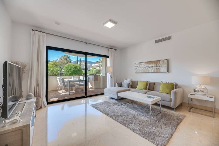 Apartamento entero, Apartamento '2 dormitorios en Capanes Del Golf' con vistas a la montaña, Wi-Fi y aire acondicionado in Capanes del Golf, Benahavís