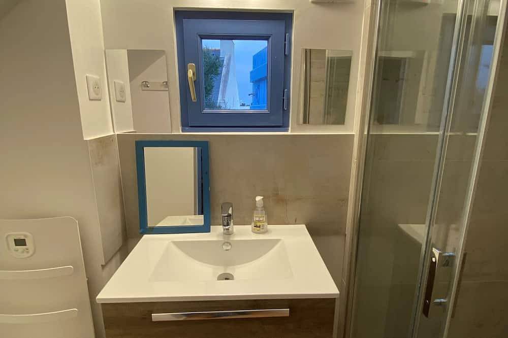 1-Bedroom House with Garden near Grands Sables Beach in Locmaria, Côte des Mégalithes