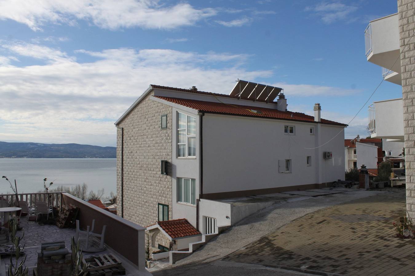 Ganze Wohnung, 2-Zimmer-Ferienwohnung mit Balkon und Meerblick Duce (Omis) A-7532-b in Dugi Rat, Omis-Riviera