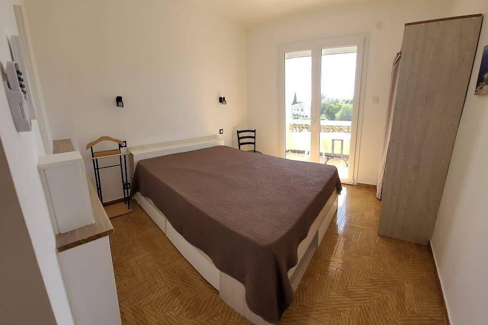 Logement Corse du Sud, 10 personnes, piscine, à 4 mn à pied de la  plage. in Sagone, Coggia