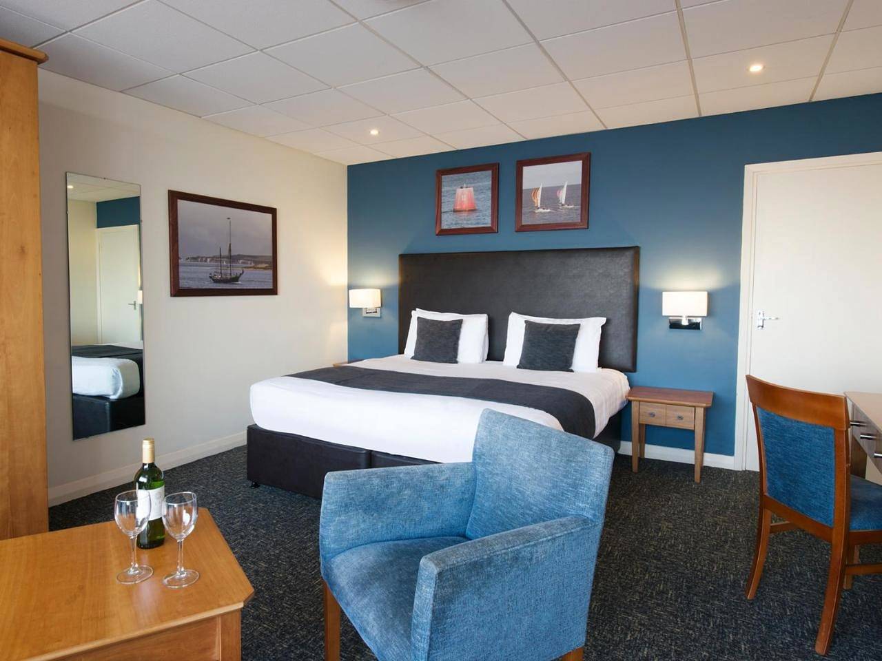 Hotel for 10 people with terrace in Sandbanks, Poole