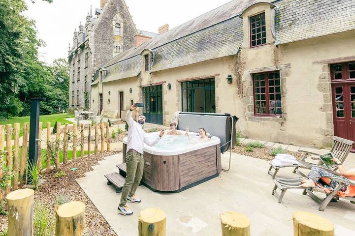 Gîte pour 10 personnes, avec jardin et sauna ainsi que terrasse et jacuzzi