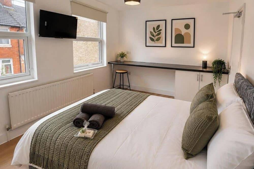 Contractor Accommodation | Sleeps 5–7 | Tv | Wi-Fi in Kettering, Northamptonshire