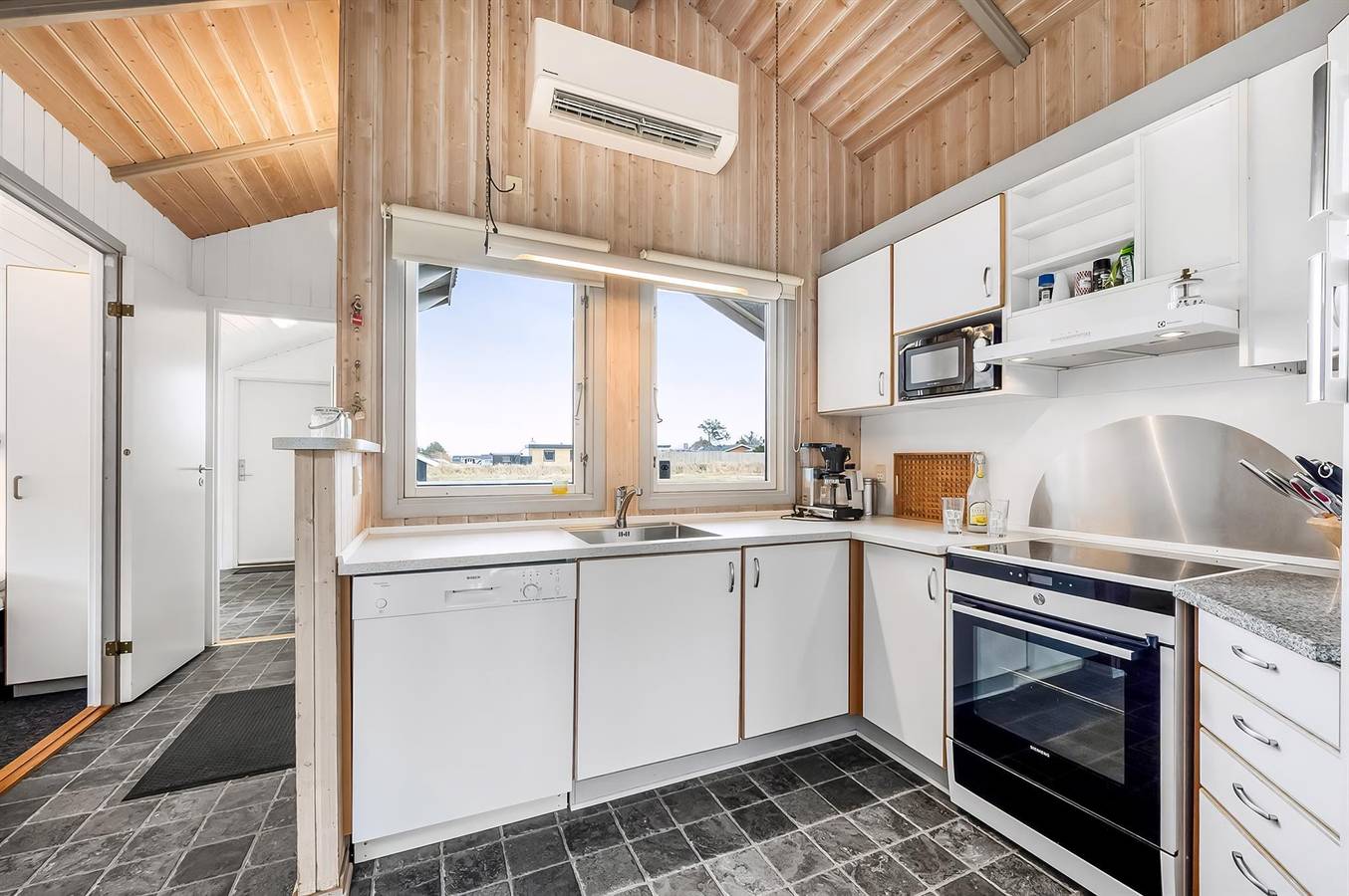 Beautiful home in Hvide Sande w/ Wifi, 4 Bedrooms and Sauna in Nørre Lyngvig, Hvide Sande