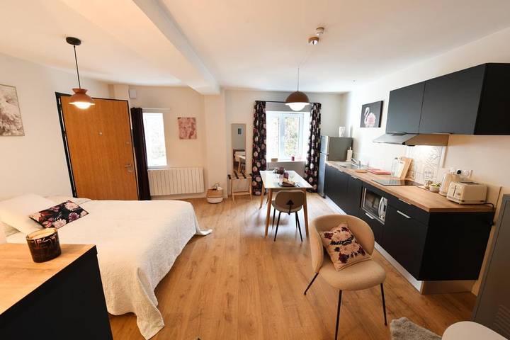 Gîte pour 2 personnes, avec vue et terrasse dans Arbent - 3
