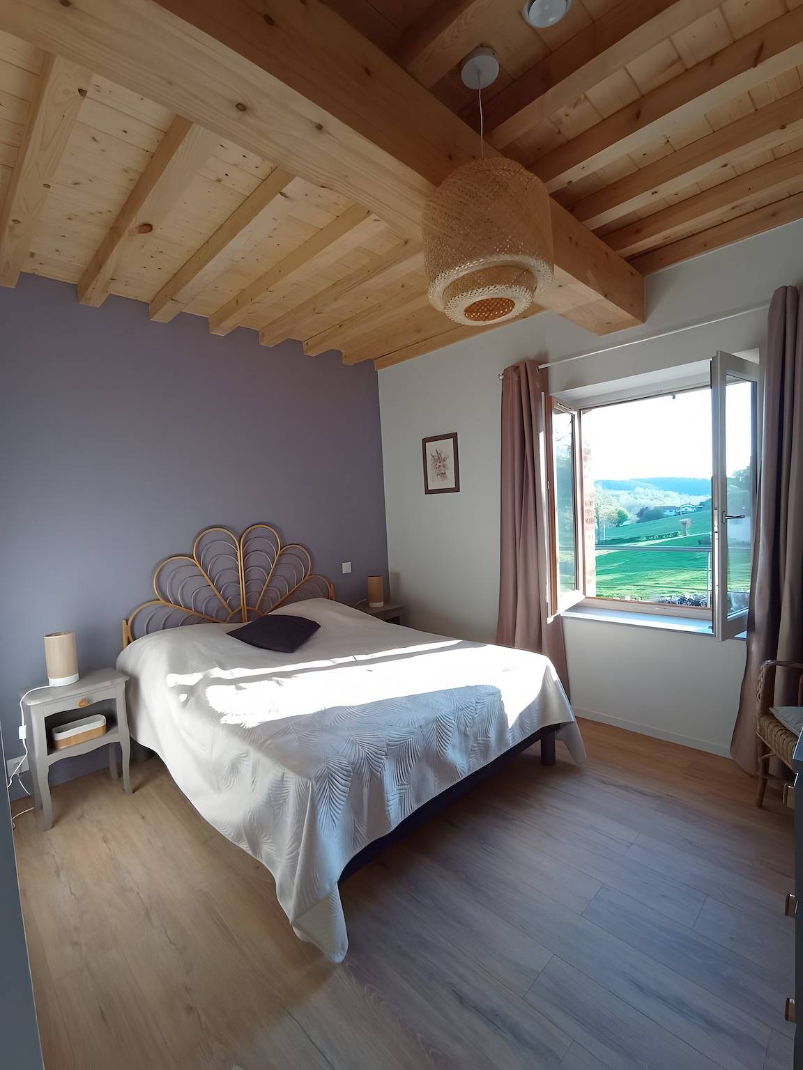 Chambre d’hôtes « Chambre Rotin » avec piscine, terrasse et jardin partagés in Saint-Martin-Lestra, Montbrison