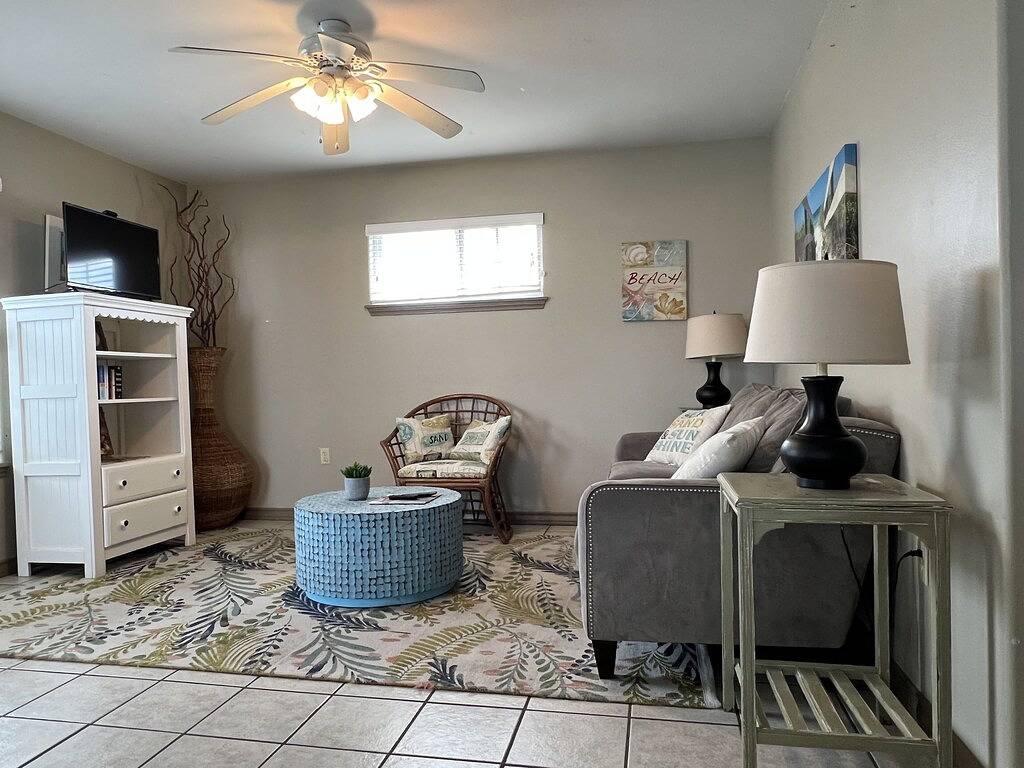 Quarter Deck- 2 Bedroom- In-Town and Near the Beach, Pet Friendly! in Port Aransas, Mustang Island