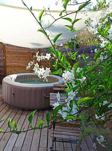 Gîte pour 2 personnes, avec jardin et jacuzzi à Saint-Loubès