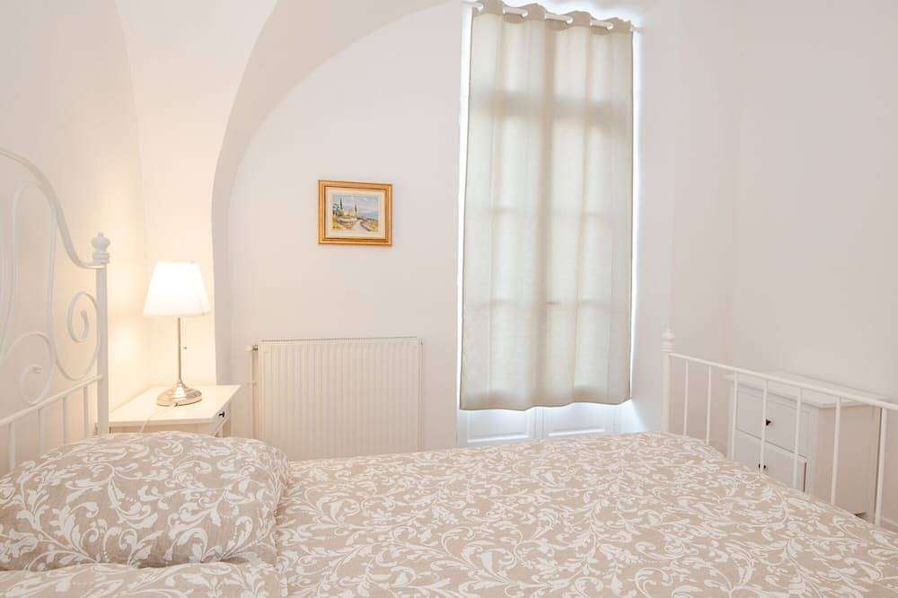 Apartamento entero, Apartamento-Apartamento-Baño con bañera-Vista al patio in Issoire, Macizo Central