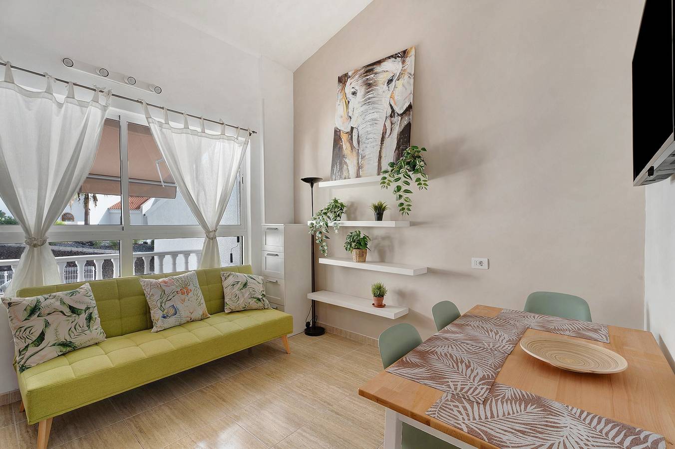 Apartamento entero, Apartamento de vacaciones 'Torviscas Endless Summer' con vistas al mar, piscina compartida y Wi-Fi in San Eugenio Alto, Adeje