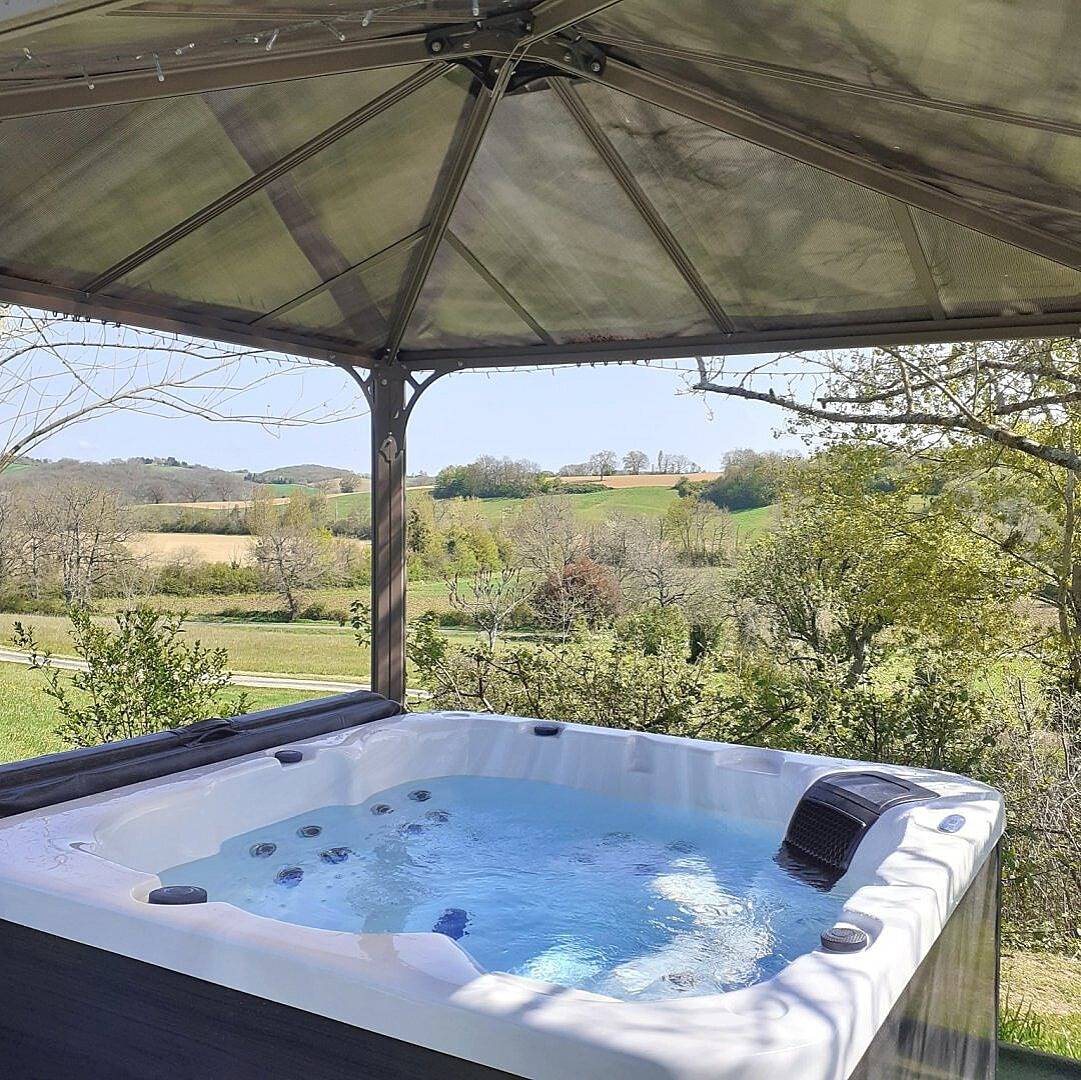 Chalet Mélèze : spa jacuzzi privatif 37° à 38° (+ piscine en été) in Peyrusse-Grande, Gers