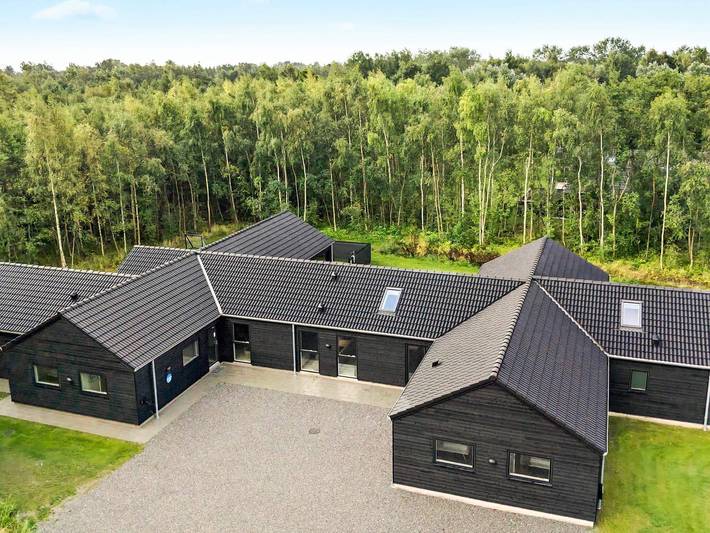Ferieudlejning for 30 personer, med Jacuzzi og Terrasse såvel som Have og Pool i Falster
