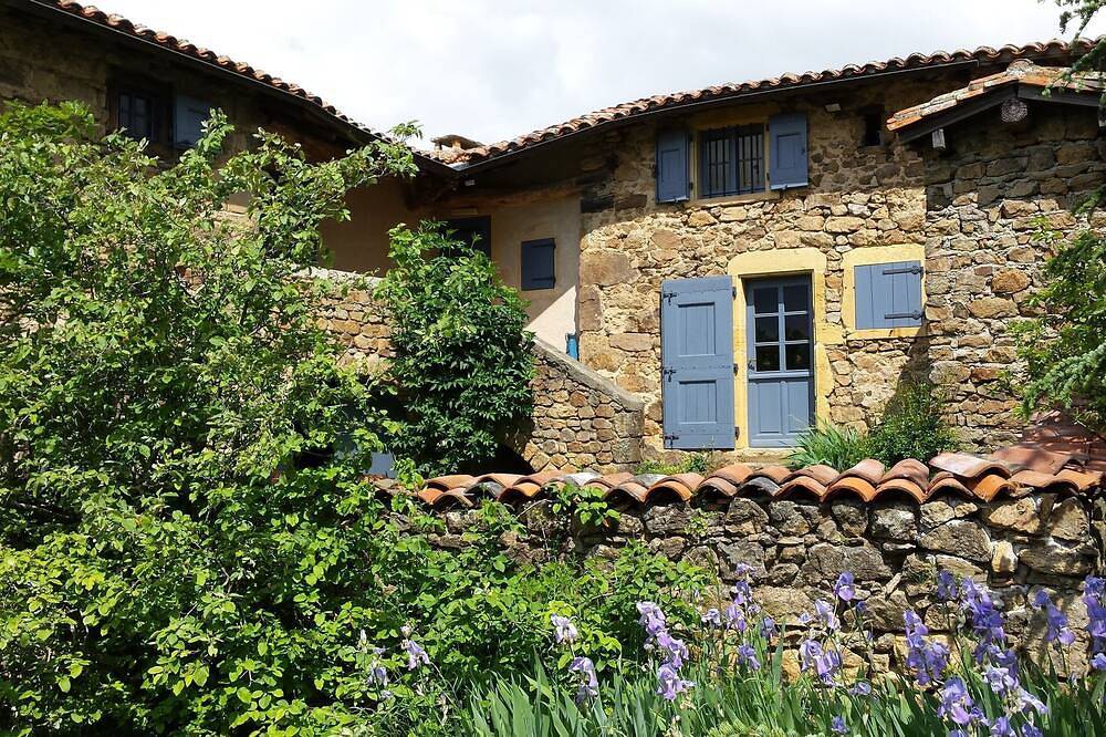 Ancienne ferme en pierre, rénovée avec goût, au cœur des monts du Lyonnais in Saint-Martin-en-Haut, Lyon et ses environs