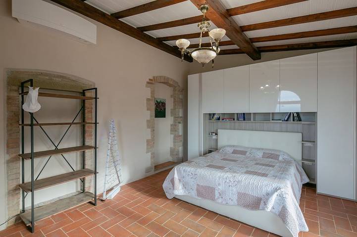 Villa Marghi, moderna villla con piscina a sfioro con vista sul Lago Trasimeno in Magione, Lago Trasimeno