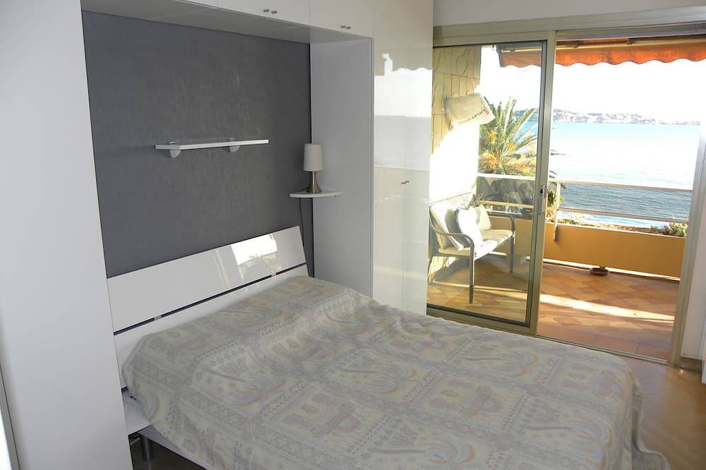 Entire apartment, Apartment 2 Rooms + Terrace 10 m² -Front de Mer, Face Plage de Sable in Bandol, Toulon region